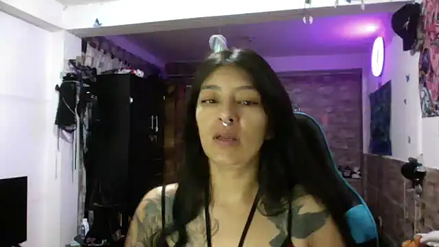 Snapshot of AngelaQueen_ chatting on 09-18-25, 05:49 AngelaQueen online show from 09-18-25, 05:49