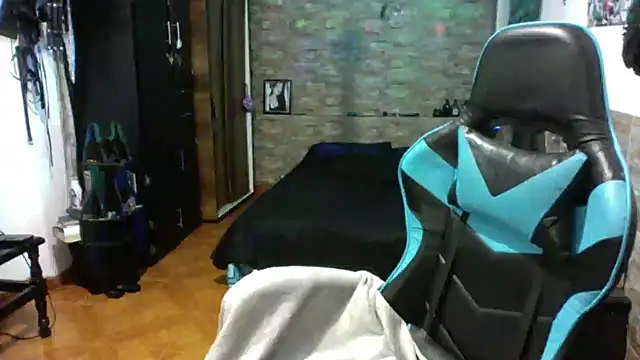 Snapshot of AngelaQueen_ chatting on 09-08-25, 04:39 AngelaQueen online show from 09-08-25, 04:39