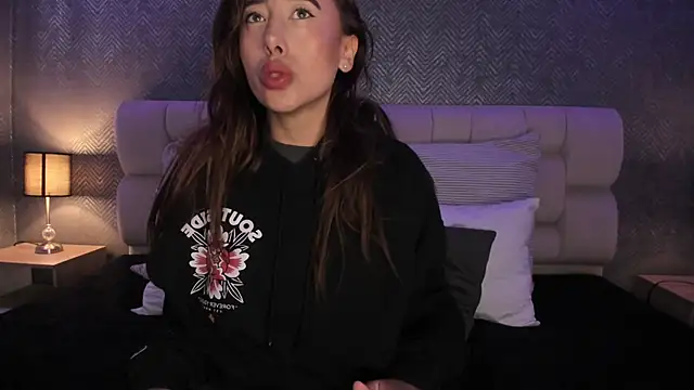 Snapshot of lena_banks chatting on 02-17-25, 09:00 lena banks online show from 02-17-25, 09:00