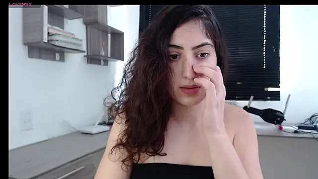 Snapshot of MIYESSI chatting on 03-21-25, 05:34 MIYESSI online show from 03-21-25, 05:34