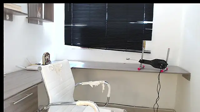 Snapshot of MIYESSI chatting on 09-08-25, 04:39 MIYESSI online show from 09-08-25, 04:39