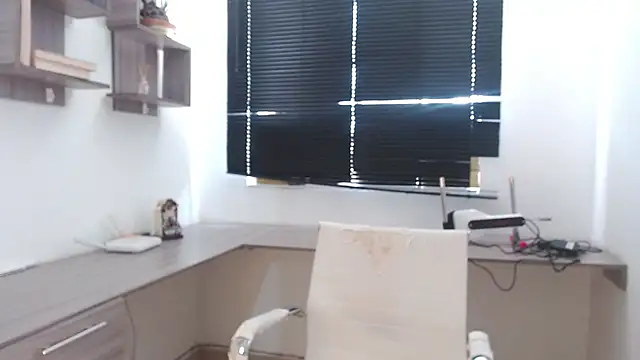 Snapshot of MIYESSI chatting on 09-17-25, 06:54 MIYESSI online show from 09-17-25, 06:54