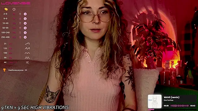 Snapshot of IttyKitty chatting on 09-26-25, 10:38 IttyKitty online show from 09-26-25, 10:38