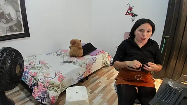  girls on fire  online show from 11-08-25, 07:50