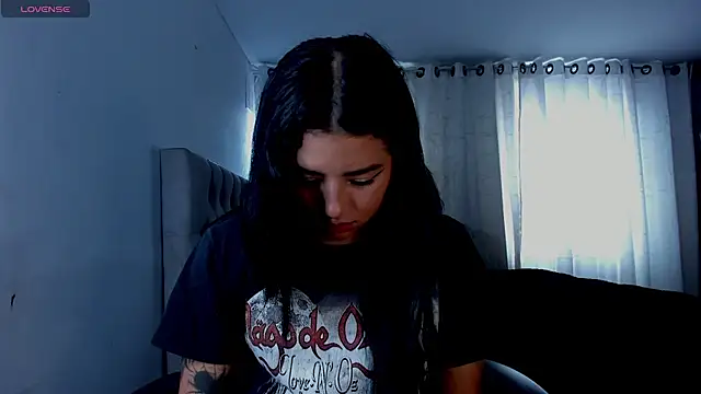 Snapshot of aliice_walker_ chatting on 04-27-26, 04:05 aliice walker online show from 04-27-26, 04:05