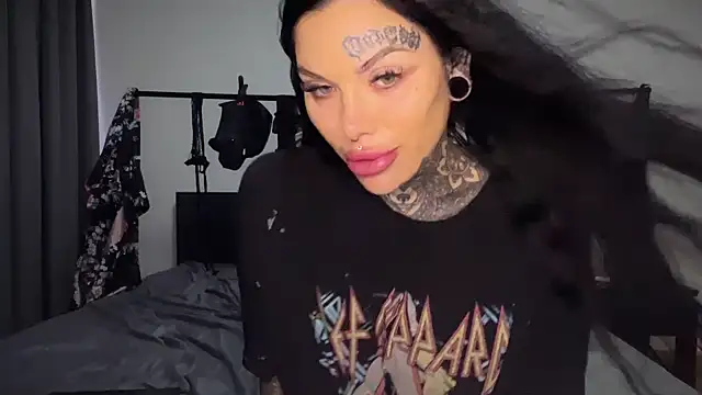 claudiacvc95 online show from 10-28-25, 03:40