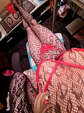 Snapshot of zozz95 chatting on 05-10-26, 04:27 zozz95 online show from 05-10-26, 04:27