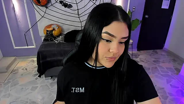 martinasaez online show from 10-22-25, 08:08