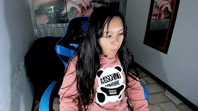 Snapshot of Charis_21 chatting on 10-26-25, 07:36 Charis 21 online show from 10-26-25, 07:36