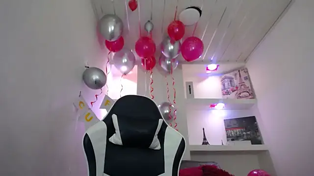 Snapshot of Charis_21 chatting on 11-13-25, 06:56 Charis 21 online show from 11-13-25, 06:56