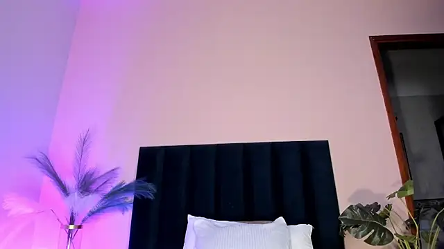 NoraDasilva online show from 04-08-26, 12:56