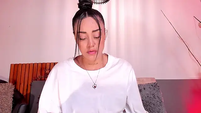 NoraDasilva online show from 03-10-26, 12:36