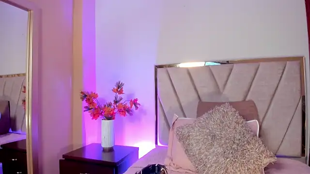 NoraDasilva online show from 12-05-25, 12:32