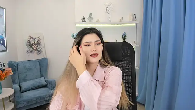 AnneTLi online show from 11-13-25, 03:21