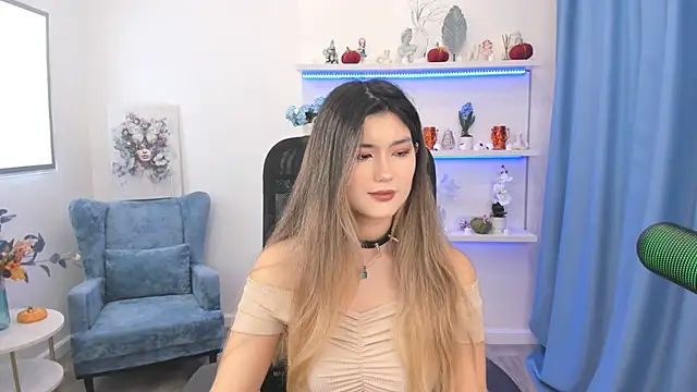 AnneTLi online show from 10-23-25, 03:27