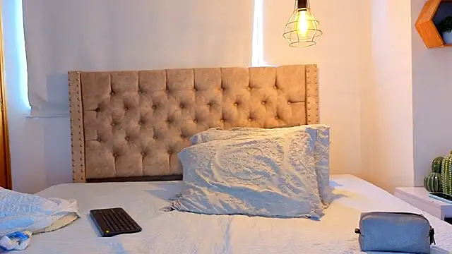 KeryHillson online show from 03-06-26, 02:12