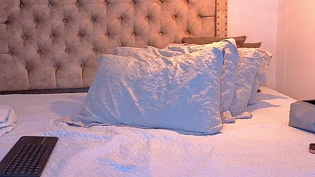 KeryHillson online show from 12-14-25, 01:06