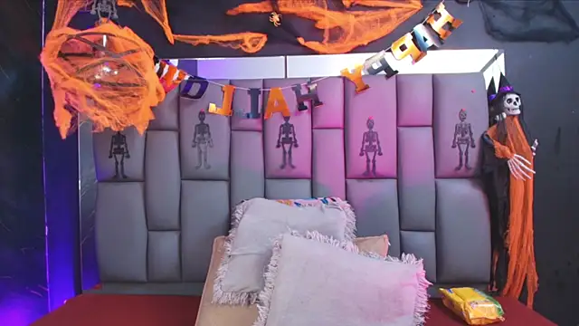  MiaBrown  online show from 10-28-25, 12:04