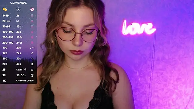Snapshot of Leah_Reed chatting on 02-21-25, 02:27 Leah Reed online show from 02-21-25, 02:27