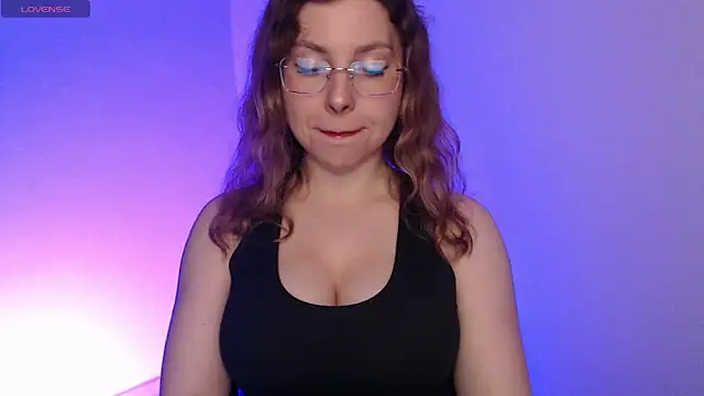 Snapshot of Leah_Reed chatting on 09-29-25, 02:12 Leah Reed online show from 09-29-25, 02:12