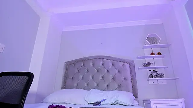 Snapshot of CamileHolmes chatting on 02-09-25, 08:43 CamileHolmes online show from 02-09-25, 08:43