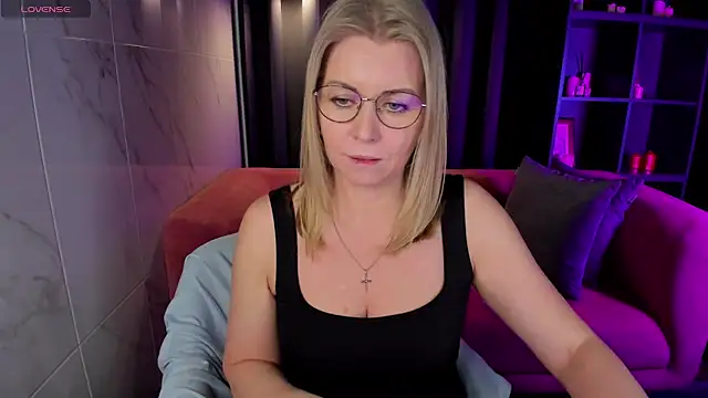 Annie Light online show from 03-07-25, 12:01