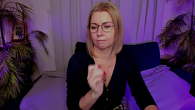 Annie Light online show from 11-10-25, 05:45