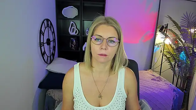 Annie Light online show from 09-10-25, 05:39