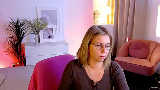 Annie Light online show from 09-30-25, 05:57