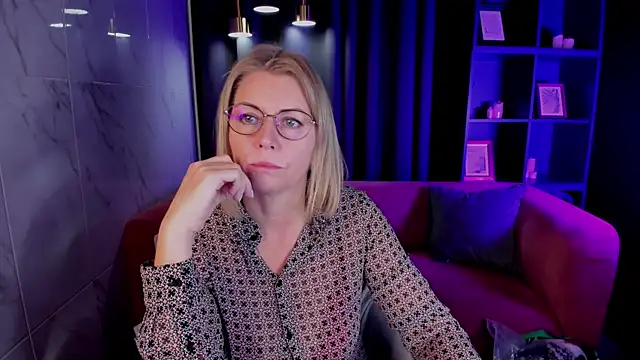 Annie Light online show from 10-20-25, 06:04