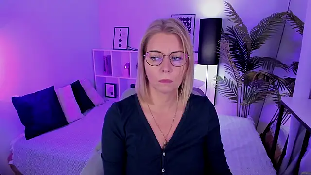 Annie Light online show from 10-25-25, 01:34