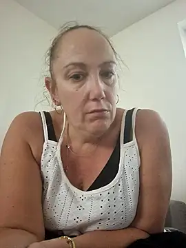 Snapshot of Wisie_Cutie chatting on 09-29-25, 02:34 Wisie Cutie online show from 09-29-25, 02:34
