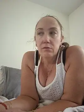 Snapshot of Wisie_Cutie chatting on 10-20-25, 01:55 Wisie Cutie online show from 10-20-25, 01:55