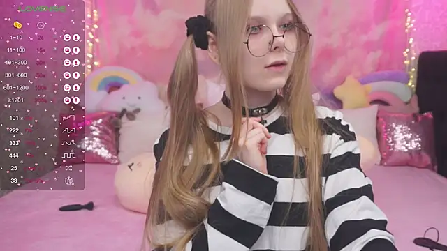 Snapshot of minx_g1rl chatting on 01-17-25, 06:15 minx g1rl online show from 01-17-25, 06:15