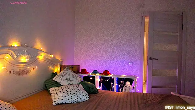 LillyMoure  online show from 04-08-26, 11:50