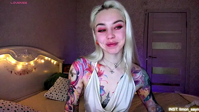 Snapshot of LillyMoure_ chatting on 06-01-26, 11:37 LillyMoure online show from 06-01-26, 11:37