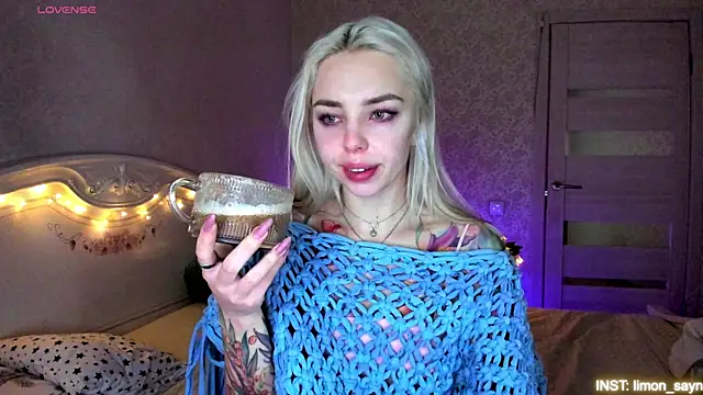 Snapshot of LillyMoure_ chatting on 05-19-26, 11:45 LillyMoure online show from 05-19-26, 11:45