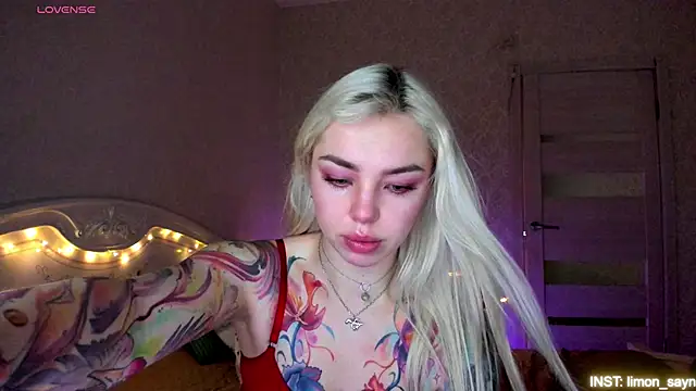Snapshot of LillyMoure_ chatting on 04-24-26, 11:18 LillyMoure online show from 04-24-26, 11:18