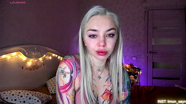 Snapshot of LillyMoure_ chatting on 05-04-26, 11:51 LillyMoure online show from 05-04-26, 11:51
