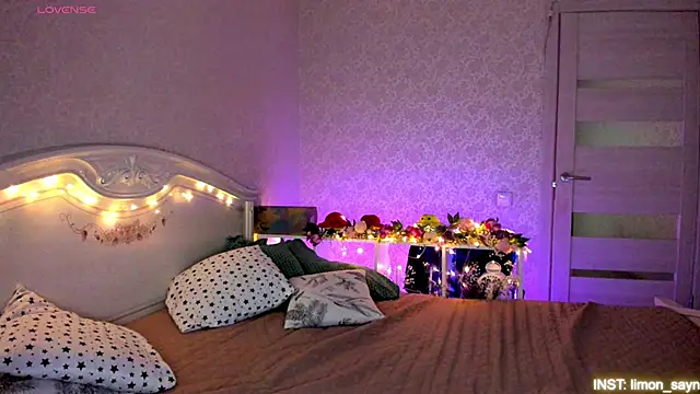 Snapshot of LillyMoure_ chatting on 05-01-26, 11:21 LillyMoure online show from 05-01-26, 11:21