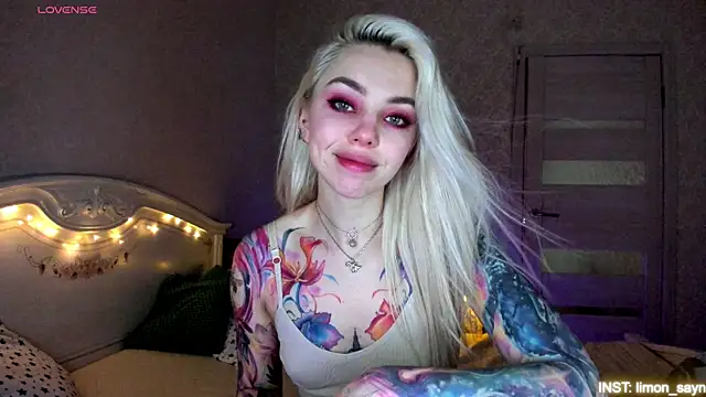 Snapshot of LillyMoure_ chatting on 06-04-26, 11:20 LillyMoure online show from 06-04-26, 11:20