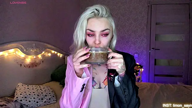 Snapshot of LillyMoure_ chatting on 05-20-26, 11:57 LillyMoure online show from 05-20-26, 11:57
