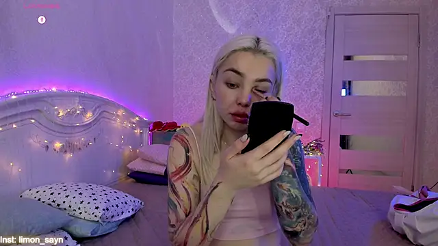 LillyMoure  online show from 10-05-25, 11:39