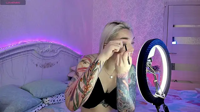 LillyMoure  online show from 11-14-25, 11:41