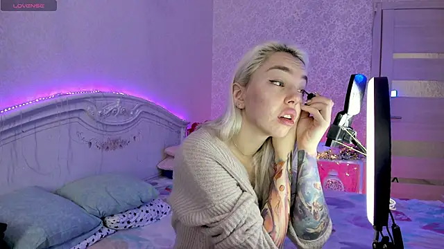 LillyMoure  online show from 11-15-25, 11:20