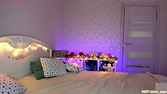 Snapshot of LillyMoure_ chatting on 05-28-26, 11:21 LillyMoure online show from 05-28-26, 11:21