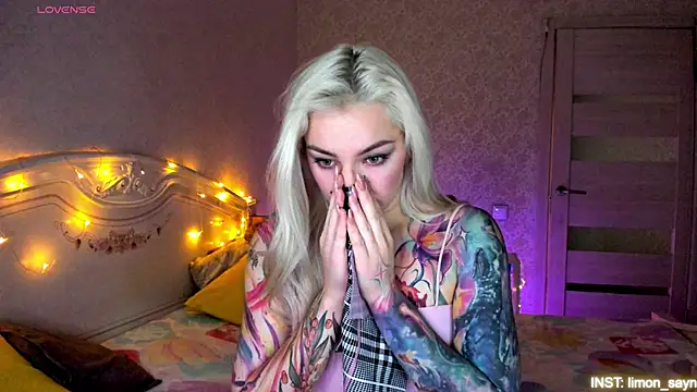 LillyMoure  online show from 04-01-26, 11:45