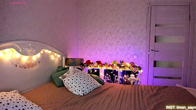 Snapshot of LillyMoure_ chatting on 04-19-26, 11:40 LillyMoure online show from 04-19-26, 11:40