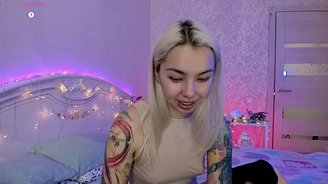 LillyMoure  online show from 12-03-25, 11:36