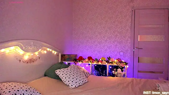Snapshot of LillyMoure_ chatting on 05-17-26, 12:10 LillyMoure online show from 05-17-26, 12:10